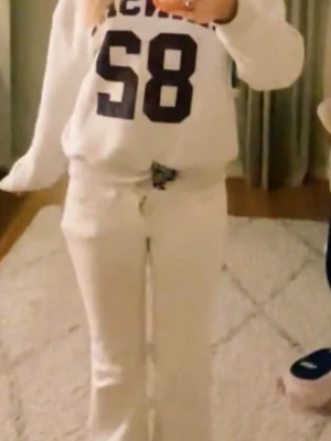 Vita jeans från Dinvintageshop - vita lågmidjade bootcut jeans, stolek xs men skulle säga lite mer åt xxs hållet, en liten fläck på låret så inte går bort men knappt syns, säljer pågrund av att dom är för små. köpte dom för 600kr, pris kan alltid diskuteras.