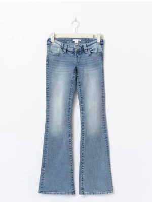Low waisted bootcut jeans - Jätte snygga super low waisted bootcut  jeans med en snygg passform och cool design på fickorna. Använd 2 gånger och helt slut såld i butik. Perfekt för våren och super fina! Storlek: Xs i 14+. Passar även längre personer❤️❤️Köparen står för frakt ❤️