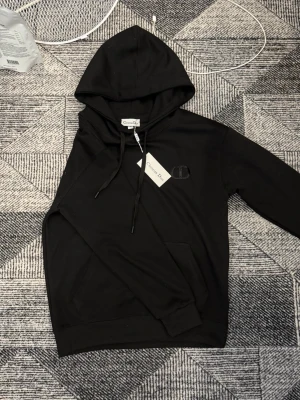Svart hoodie från CD - Säljer 1 CD hoodie för 799st, mer info? Kontakta mig. Priset kan såklart diskuteras.