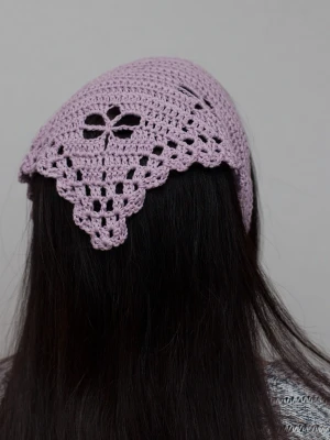 Ljuslila syrenlila virkad bandana med trollsländor - Helt ny ljuslila virkad bandana. Virkad i 50% bomull, 50% akryl. Färger kan variera beroende på skärminställningar.