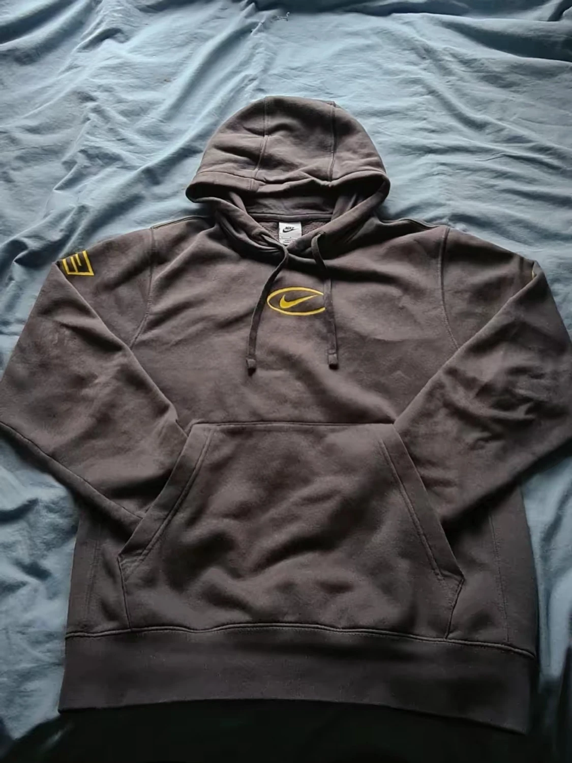 Mörkgrå nike tracksuit med gula detaljer. Tröja size:S Byxor size:M - 4