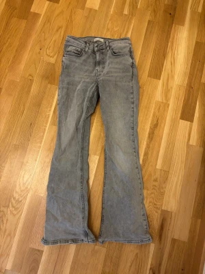 Grå bootcut jeans från Perfect Jeans - Säljer ett par gråa bootcut jeans från Perfect Jeans gina tricot. Jeansen har klassisk femficksdesign. Jeansen ör använda, men inga synliga defekter. Köpte jeansen 2023 och det var då lågmidjade men skulle säga att de är mid waist om man jämför med deras nyare jeans. De passar mig i längden jag är 156cm💕💕