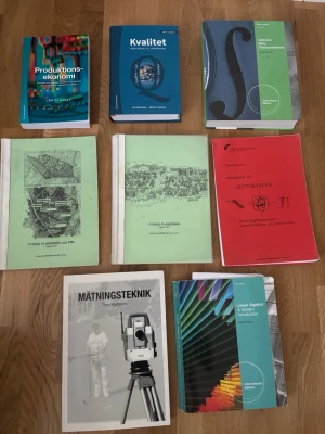 Blandade kursböcker inom teknik och ekonomi - Säljs styckvis eller tillsammans. Samling kurslitteratur för högskolestudier inom teknik, ekonomi och bygg. Innehåller böcker om produktionsekonomi, kvalitet, fysik planering, mätteknik, linjär algebra, materiallära, mekanik, byggregler och design management. Omslagen är i olika färger och de flesta är mjukband.