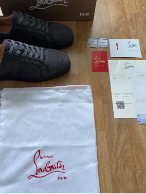 Louboutin skor  - Hej säljer par feta Louboutin skor säljer på grund av att jag köpte i fel storlek. Skriv vid intresse 