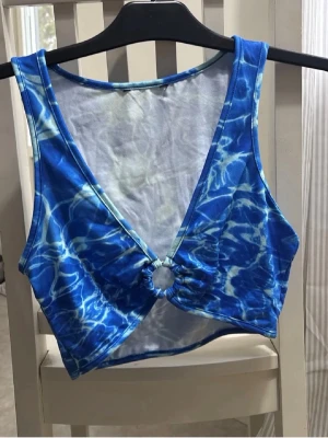 Blå topp - Blå topp med havsliknande mönster på.