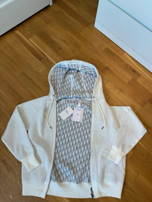 D i o r zip-up Hoodie  - Säljer en helt ny D i o r zip up hoodie som kommer med tagsen. Om ni undrar något så är de bara att skriva till mig.