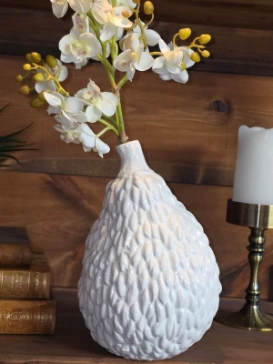 Vit keramikvas  - Säljer en unik vit vas i keramik med snygg struktur som påminner om fjäll eller blad. Vasen är perfekt för snittblommor eller dekoration. Passar som inredningsdetalj i vardagsrum eller sovrum. Endast vasen säljes! 