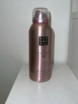 Rituals The Ritual of Sakura body mousse - Lyxig body lotion mousse från Rituals i serien The Ritual of Sakura. Kommer i en roséguldig metallflaska med pump. Doft av ris och körsbärsblom. Perfekt för att återfukta huden med en lätt och fluffig känsla.