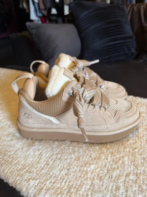 Ugg lowmel - Säljer mina UGG som aldrig är använda. Kvitto finns, köpts på raglady. Modellen lowmel som är väldigt eftertraktad och svår att få tag på. 