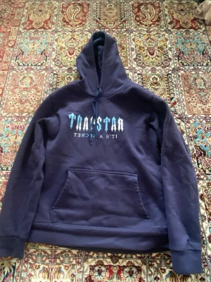 Mörkblå Trapstar hoodie med tryck - Snygg mörkblå hoodie från Trapstar