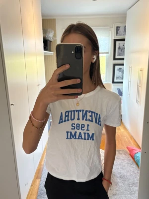 Vit t-shirt med blå text  - Vit basic t-shirt med blå trycktext 