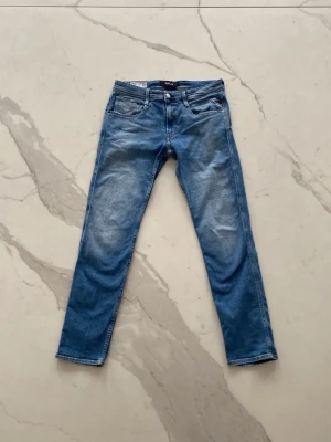 Replay Anbass  - Säljer ett par klassiska blå jeans från Replay | dom är i mycket bra skick 9/10 | modell: Anbass | storlek: W31 L32 | pris kan diskuteras!