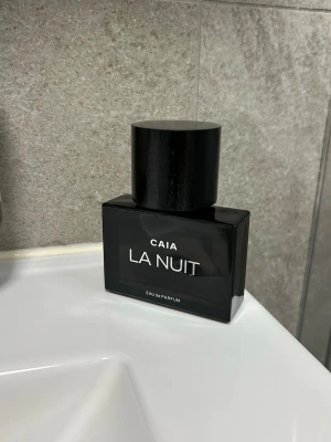 Parfym La Nuit - Caia parfym la nuit. Knappt använd