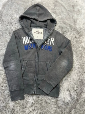 Hollister Hoodie - Säljer denna sällsynta och mycket eftertraktade Hollister hoodie | Storlek S | Bra skick | Vid eventuella frågor hör gärna av dig och erbjuder bra pris vid köp av bundle 😁✅
