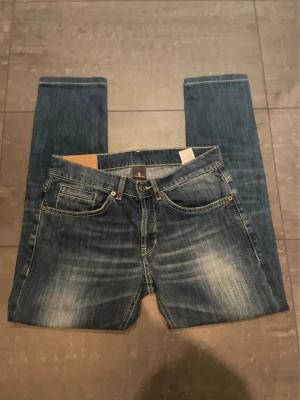 dondup george jeans - Snygga och lite unika dondups med snygg wash i bra skick. Inga defekter och det är bara att skriva vid frågor eller mer bilder mvh