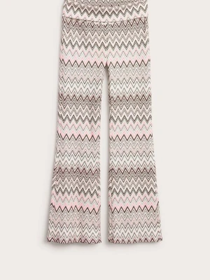 Mönstrade bootcut leggings i rosa och brunt - Säljer ett par snygga leggings med bootcut och zigzag-mönster i brunt, rosa och vitt. De har en låg midja och är tillverkade i ett stretchigt material som sitter skönt. Perfekta för dig som gillar en bekväm och trendig look💞De är avklippta längst ner och passar därför någon som är 165💞