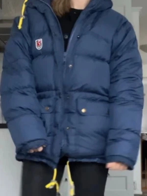 Fjällräven jacka💙 - Strl XXS unisex är intresserad av byte i mindre storlek eller sälja🥰 har en liten lagning men inget som syns👍🏼