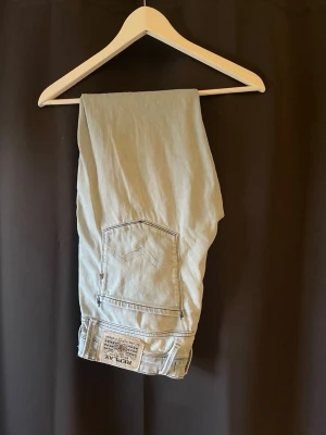 Replay ljusblåa jeans - Tjooo! Säljer ett par snygga ljusblå jeans från Replay med klassisk femficksdesign och raka ben. Jeansen har en snygg ljus tvätt och detaljerad läderpatch bak i midjan. Perfekta för dig som gillar en avslappnad och stilren look. 10/10 skick inga defekter.Storlek 32/32 och är lite mer relaxed passform! Har du några övriga frågor eller funderingar är de bara att höra av sig🙌🏼mvh premium fashion🤩