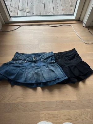 Mini jeans kjol  - Jätte fina mini kjolar till sommaren, midjemått rakt över är 36cm  . En kjol för 100kr eller båda för 180kr