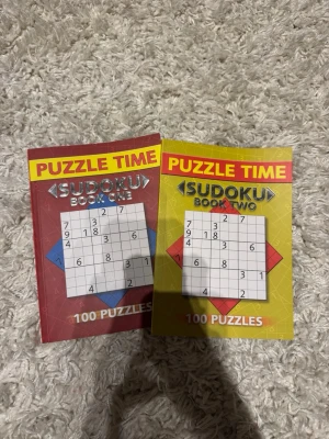 Puzzle Time Sudoku Book One & Two - Två sudoku-böcker från Puzzle Time, Book One och Book Two, med 100 pussel i varje bok. Helt oanvända. Perfekt för dig som gillar hjärngympa och logiska utmaningar. Böckerna är i mjukt papper och smidiga att ta med.❤️Har flera ute till salu och säljer gärna som paketpris!☺️