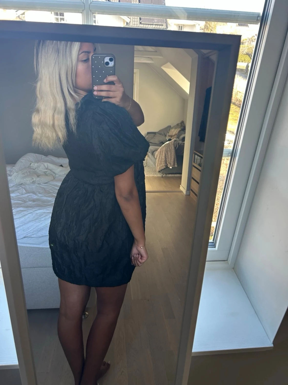 Svart kort klänning med volang - 1