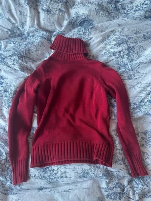 esprit stickad tröja - my aunts old from the 2000s  bear in the mind that the turtleneck is tight when you put it over your head, there is a little struggle haha so you cant wear any makeup or your hair up when you pull it down or all will come off🤣😭 but its not tight when you wear it, just when you put it on/off! my head is also 58/59 cm in circumference so if you have a small head then it should be a breeze 🥰