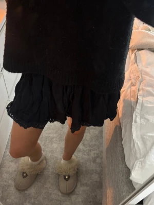 svart kjol - svart super gullig kjol till sommaren! använd en del men ser som ny ut.