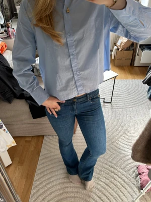 Bootcut jeans - Bootcut jeans i stretchigt material🩵 obs hål på insida lår, kontakta mig gärna vid frågor!!💕