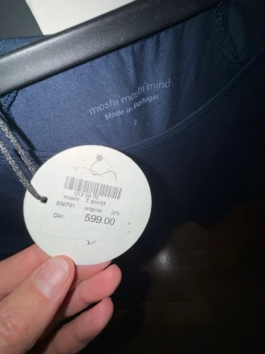 Mörkblå långärmad topp Moshi Moshi Mind - Mörkblå långärmad topp från Moshi Moshi Mind med enkel och stilren design. Tillverkad i Portugal och har en mjuk, skön känsla. Perfekt för dig som gillar minimalistiska plagg med avslappnad passform.