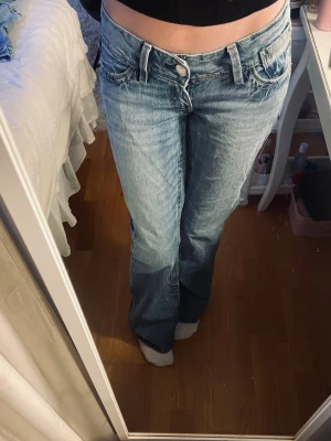 Ljusblå bootcut jeans med låg midja - Bootcut jeans med låg midja från Ginatricot 14+ i storlek Xs. Har använt endast 2 gånger.