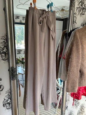 Kostymbyxor - Beiga kostymbyxor, pris kan diskuteras💕