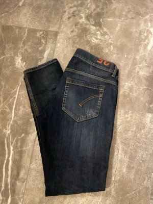 Dondup george - Dondup George i super fint skick. 9/10 skick. Storleken är w35 men dom e små i st. Snygg tvätt, slitnings design samt en paint splatter design på jeansen
