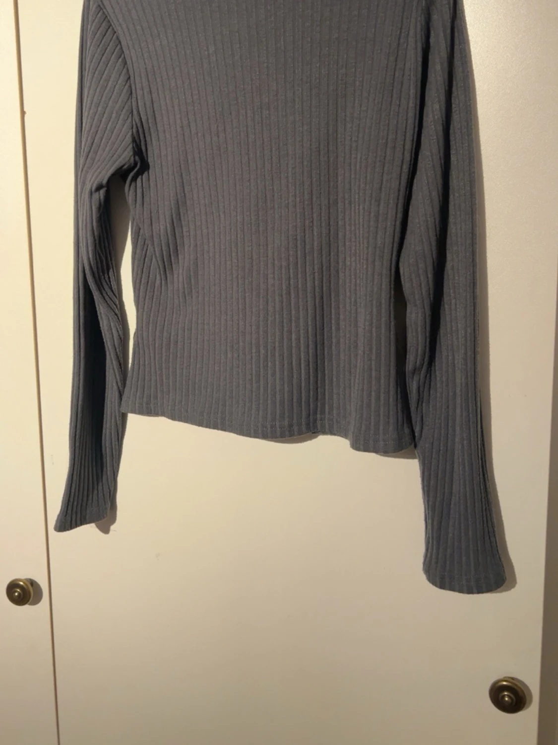 Mörkgrå ribbad topp med snörning - 2