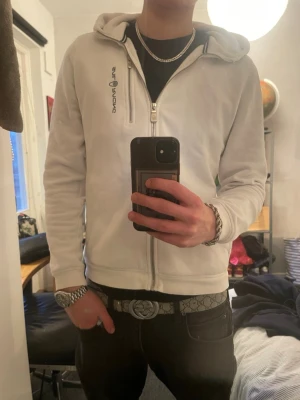 Sail racing hoodie - Säljer en skön vit sail racing hoodie i storlek 170, den har en liten fläck på armen men den syns knappast när man har den på sig! Skriv för frågor!🚀