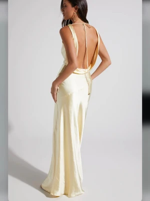 Balklänning  - Säljer nu min så så fina balklänning. Klänningen är från Showpo använd 1 gång (på min bal). Man kan även köpa med skorna jag hade till den och balväskan (skriv för bilder på dom). Finns lite repor på satin tyger vid midjan från ett armband jag bar den kvällen då satin är ett väldigt känsligt tyg. Skriv för bilder på skavankerna (de är inga stora skador). Köpt för 1900kr då jag betalade tull🌸🌸 