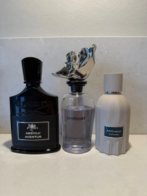 LV Symphony/Creed Aventus Absolu/Amouage Outlands splittar/samples/parfymprover - 💥FRI FRAKT VID KÖP AV ALLA 3💥  Hej! Jag tänkte splitta dessa fina dofter: Creed Aventus Absolu, LV Symphony samt Amouage Outlands. Paketerar väl med bubbelplast och skickar i glasdekanter.  Storlekar: 2ml / 3ml / 5ml / 10ml / 30ml  Priser:  Creed Aventus Absolu  99kr / 139kr / 225kr / 439kr / 1249kr  Louis Vuitton Symphony 129kr / 189kr / 309kr / 599kr / 1749kr  Amouage Outlands  89kr / 129kr / 209kr / 409kr / 1199kr  Filmar när jag postar📸  Porto tillkommer📬  Ha en bra dag🙌