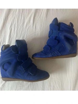 Blåa höga sneakers från Isabel marant - Snygga blåa Isabel marant skor i storlek 36, dem är äkta och super snygga! 