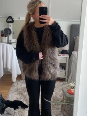 Brun pälsväst - Har köpt den här på Plick men den kommer tyvärr inte till användning ❤️