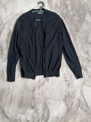 Zip tröja dressman - Stilren svart zip tröja från dressman perfekt nu till våren 