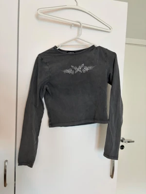 Even&odd tröja - Grå tröja från even&odd med print framtill. Lite kortare i modellen. 🌷