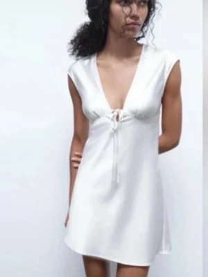 Vit kort klänning från Zara i satin - Klänning ifrån Zara super fin! Prislappen är inte kvar.