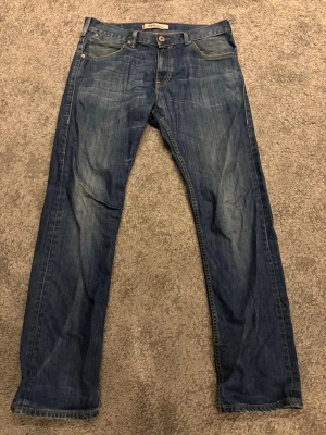 Levis 504  - Säljer nu dessa feta blåa levis jeans. Storleken skrivs med mått då lappen är sliten. Dessa jeans är i modellen 504 (straight). De är lite reparerade på insida ben. De funkar till det mesta. Tveka inte vid eventuell fråga! Storlek som skrivs med mått: innerbenslängd 78 cm, midja 44 cm, ytterbenslängd 102 cm. Hör även av dig vid behov av fler mått!😁