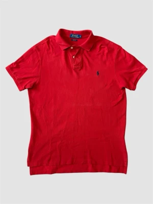 Ralph Lauren piké - En stilren piké från Ralph lauren i mycket bra skick! Modellen är 185 cm och pikén sitter som storleken säger. Nypriset är cirka 1200 kr. Tveka inte att höra av dig vid frågor, Sbstyle:)