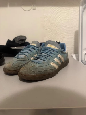 Adidas spezial - Lite smutsiga men går bort jätte enkelt har bara inte haft orken att göra det är i bra skick pris kan diskuteras skriv vid minsta fundering😊