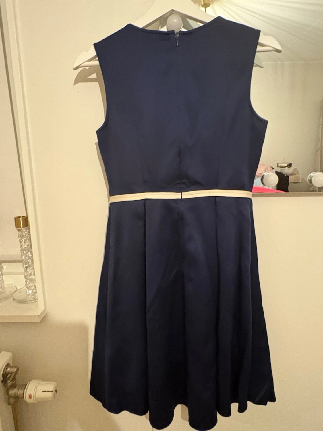 Marinblå kortklänning med blommor - 1