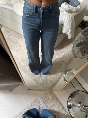 Blå raka jeans - Säljer ett par blå jeans med raka ben. Jag är ca 170 cm 