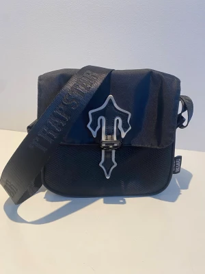 Svart axelväska  - Fett axelväska ifal du vill ha en lyxig still.