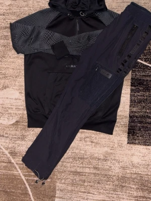 Svart Nike Air Max hoodie med mönster - Knappt använt Nike Air Max set. Byxorna är i L och hoodien är i M