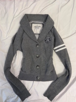 babydoll varsity kofta - jättesöt vintage abercrombie figurnära passform, fint skick och bra kvalité 💌 skickas samma dag som köpet