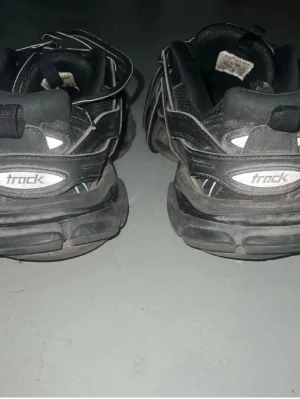Svarta Balenciaga Track sneakers - Svarta Balenciaga Track sneakers med chunky sula och detaljer i mesh och syntet. Skorna har reflekterande inslag, snörning framtill och tydlig 'track'-logga bak. En modern och sportig look med robust design och coola detaljer.